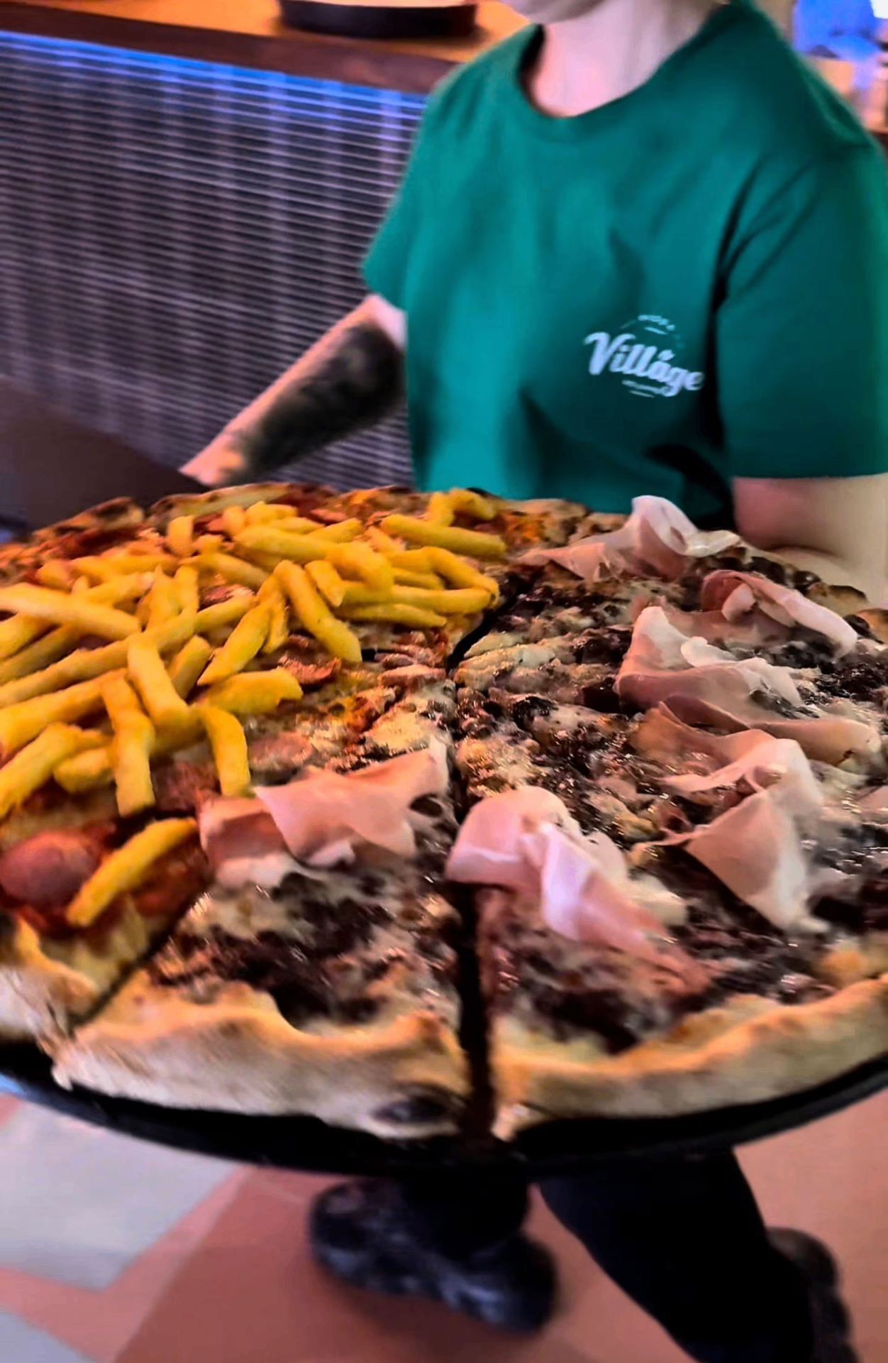 Pizza gigante servita al tavolo